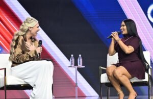 Nicki Minaj sobe ao palco com Erika Kirk, elogia Trump e zomba de Newsom