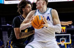 Mick Cronin se envolve na escalação durante a vitória da UCLA sobre o UC Riverside