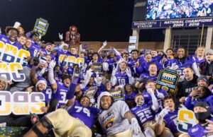 A equipe Jmu do novo técnico da Ucla, Bob Chesney, consegue a última vaga nas finais do CFP