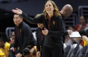A técnica do USC, Lindsay Gottlieb, comenta sobre o tiro marrom: “É a arma.”