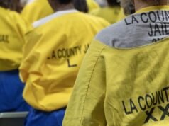 Processo alega que deputados da prisão feminina de Los Angeles assistiram presidiárias tomar banho