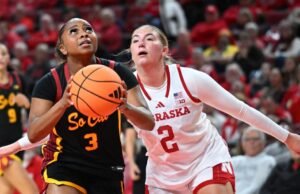 Londynn Jones desencadeou o retorno do nº 17 da USC contra o nº 20 do Nebraska