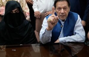 Um tribunal paquistanês condenou o ex-primeiro-ministro Imran Khan e sua esposa a 17 anos de prisão por corrupção