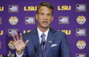 O tight end da LSU, Lane Kiffin, diz que Ole Miss o quer para o CFP. Não é assim, alguns dizem
