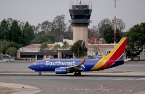 Carros dirigindo na pista de táxi em um estranho incidente em um aeroporto SoCal