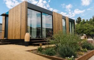 Casal de aposentados reduzindo o tamanho para uma pequena ADU modular em Los Angeles