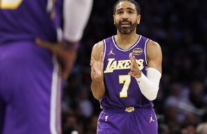Enquanto o Lakers tenta construir uma defesa, Austin perde terreno