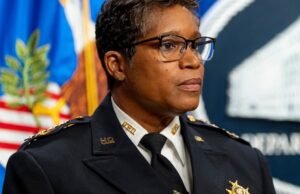 A chefe de polícia de DC, Pamela Smith, está deixando o cargo, diz o prefeito