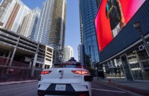 ‘Problema Waymo’: homem pula em táxi sem motorista em Los Angeles