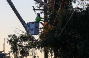 Ventos fortes causam estragos nas estradas do SoCal; 118 fechado em Moorpark