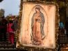 Os peregrinos se dirigem uns aos outros para celebrar a Virgem de Guadalupe – a ‘Mãe do México’
