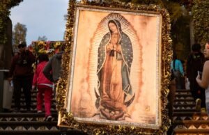 Os peregrinos se dirigem uns aos outros para celebrar a Virgem de Guadalupe – a ‘Mãe do México’