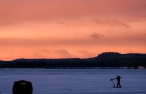 Tempestade de inverno traz neve e ventos fortes para atingir a costa dos Grandes Lagos e Nordeste