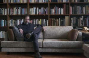 ‘Superhero’ de Tim Blake Nelson é uma sátira de Hollywood à máquina da Marvel