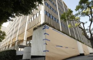 O suspeito é acusado de lançar a bomba incendiária no centro do prédio federal