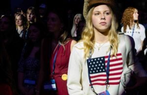 Uma garota conservadora encontra um lar em Turning Point com o viúvo Charlie Kirk