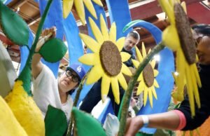 Foto: Um exército voluntário se prepara para o 137º Desfile das Rosas
