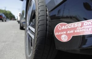 Adesivo Satisfaction ev: motorista solo usando a rota Carifornia Carpool