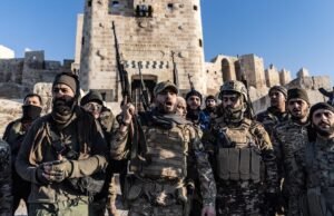 As milícias curdas retiraram-se de Aleppo ao abrigo de um acordo de cessar-fogo com o governo sírio, após dias de combates.