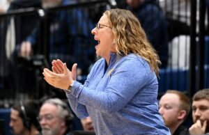 As mulheres da UCLA querem melhorar seu jogo na 8ª posição em Iowa no domingo