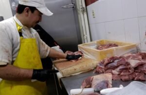 Comprar carne ou leite ficará mais caro devido ao aumento do salário mínimo em 2026: “CPI vai gastar essa parte”