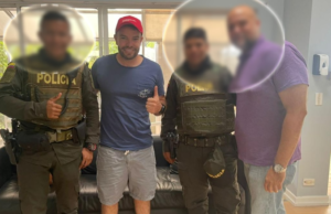 Vídeo: Suposto fraudador e abusador sexual colombiano-Danio encontrado em carro de luxo dirigido pela polícia.