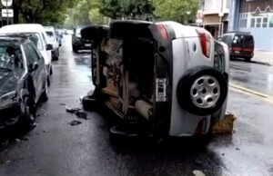 Uma manhã difícil em Buenos Aires: perdeu o controle, bateu em um carro estacionado e capotou no meio da rodovia.