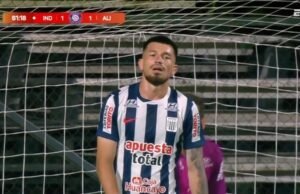 Alan Cantero estraga a bola e cobra falta para o Independiente contra o Alianza Lima na série 2026 do Río de la Plata.