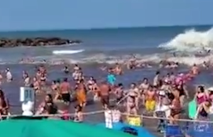 Uma pessoa morreu e 35 ficaram feridas depois que uma enorme onda atingiu Santa Clara del Mar e Mar del Plata