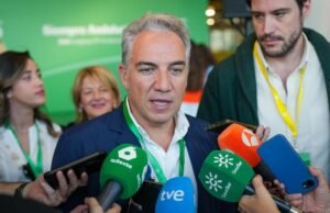 Bendodo criticou que Sánchez se coloca “no lado errado da história” com a Venezuela e disse que ficará até 2027.