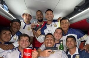 Polêmica na promoção argentina por causa de fotos de jogadores de futebol comemorando a passagem para a final com duas armas: “Não percebemos”