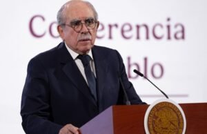 Pablo Gómez deixa o Palácio Nacional após encontro com Claudia Sheinbaum