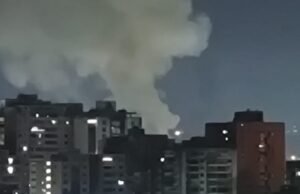 Uma violenta explosão e um sobrevoo de avião foram relatados em Caracas