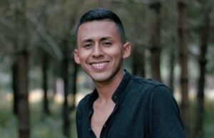 O famoso cantor Sebastián Ayala sofreu um acidente: seu carro foi destruído