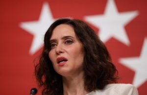 Ayuso descreve parentes de vítimas de lares de idosos como “uma plataforma para esquerdistas desesperados”