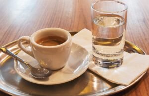 Os benefícios de beber um copo de água antes do café