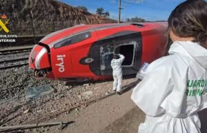 Os restos do trem Alvia que caiu em Adamuz foram retirados dos trilhos