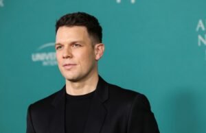 Jake Lacy revela como é interpretar um personagem complexo: “Às vezes fico nervoso quando as coisas escurecem”
