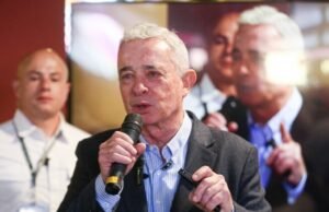 Álvaro Uribe acusa Gustavo Petro de usar “falsa narrativa” para promover Iván Cepeda