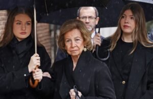 A imprensa internacional destaca o apoio da Princesa Leonor e da Infanta Sofia à avó no funeral de Irene da Grécia: “É muito difícil”