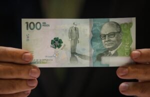 O anúncio político apareceu em uma nota de US$ 100 mil e o vídeo gerou polêmica nas redes sociais