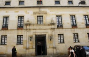 O governo diz que os assistentes consulares não conseguem lidar com isso e a Unidiplo alerta para consequências “graves” no período que antecede as eleições.