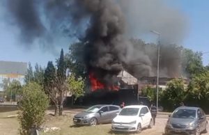 Uma cervejaria em Pilar pega fogo: o proprietário culpa um salão de festas próximo pelo início do incêndio