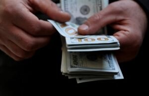 O dólar caiu pelo terceiro dia consecutivo e atingiu o menor nível em um mês