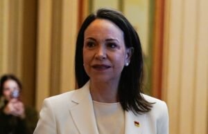 AO VIVO | María Corina Machado aplaude familiares de presos políticos que exigem sua libertação em frente a uma prisão venezuelana