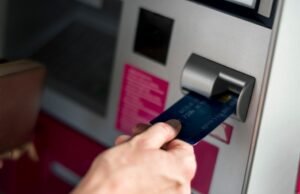 Descuido em caixas eletrônicos que facilitam fraudes: é assim que os criminosos trabalham para acessar contas bancárias na Colômbia