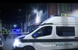No meio da rua, dois homens de motocicleta espancaram uma mulher até a morte em Bogotá