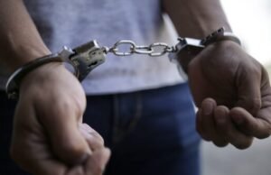 Um colombiano que será deportado dos Estados Unidos foi detido e agora enfrenta diversas acusações: foi o que aconteceu