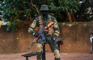 Polícia e soldados cercam a casa do líder da oposição de Uganda, Bobi Wine, após a eleição