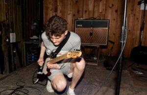 O guitarrista do Black Midi Matt Kwasniewski-Kelvin morre aos 26 anos